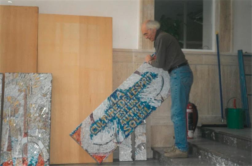 Ad Deville beim Anbringen des Mosaiks am Eingang des alten Gebäudes des „Jongelycée“
