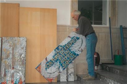 Ad Deville beim Anbringen des Mosaiks am Eingang des alten Gebäudes des „Jongelycée“
