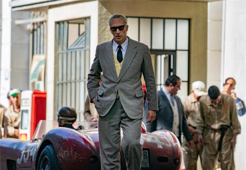 Adam Driver als Enzo Ferrari in einer Szene von „Ferrari“
