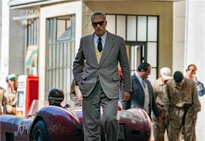 Adam Driver als Enzo Ferrari in einer Szene von „Ferrari“
