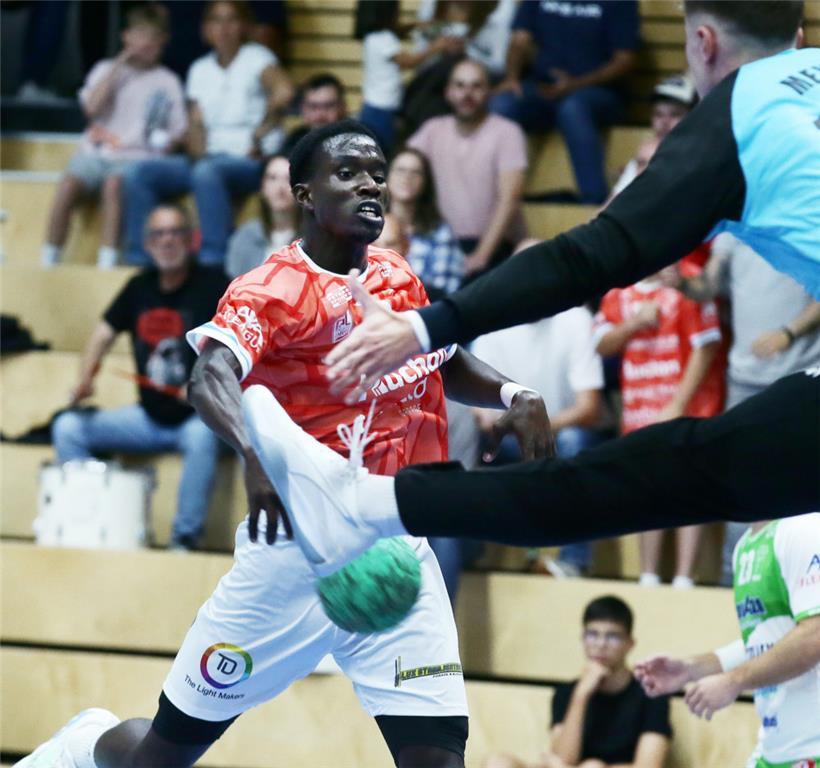 Adama Nanque und die Red Boys taten sich gegen Käerjeng lange schwer
