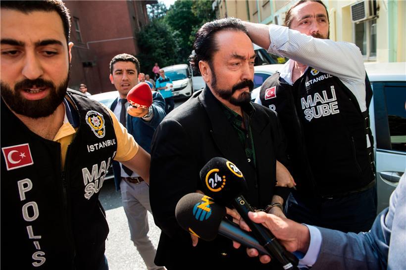 Adnan Oktar bei seiner Festnahme im Jahr 2018 – insgesamt wurden 236 Verdächtige angeklagt
