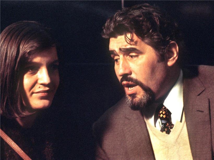 Adorf und Angela Winkler in einer Szene aus dem Film „Die verlorene Ehre der Katharina Blum“ (1975)