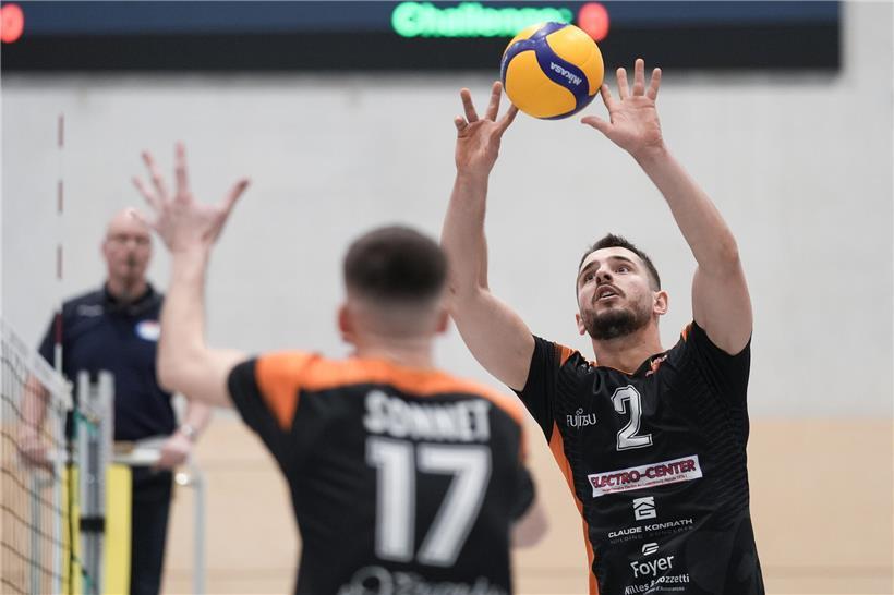 Adri Arapi und Lorentzweiler verteidigen konzentriert im Fußballspiel gegen Gegner