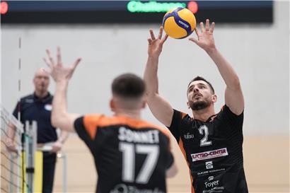 Adri Arapi und Lorentzweiler verteidigen konzentriert im Fußballspiel gegen Gegner