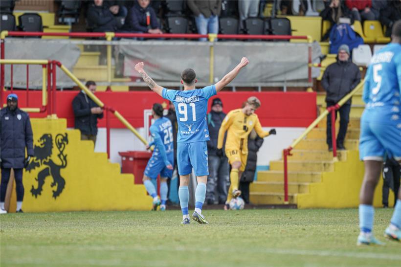 Adrian Ahmetxhekajs erster Weg führte – oben ohne – zur F91-Bank
