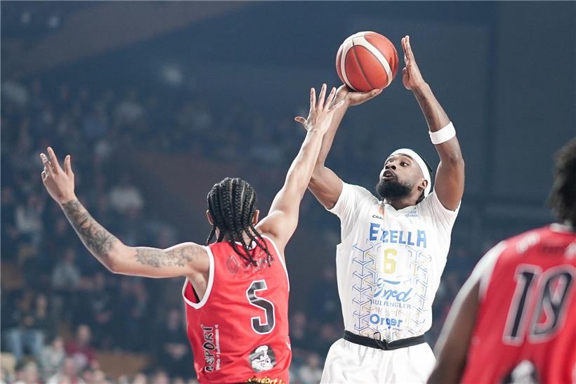 Adrian Delph erzielt 36 Punkte in Basketballspiel, dynamische Aktion auf dem Spielfeld, sportliche Leistung sichtbar