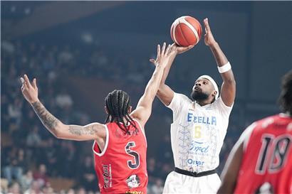 Adrian Delph erzielt 36 Punkte in Basketballspiel, dynamische Aktion auf dem Spielfeld, sportliche Leistung sichtbar