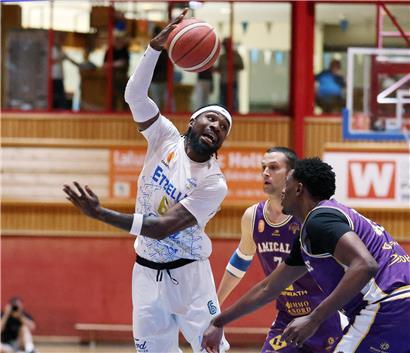 Adrian Delph feiert Tor beim Heimspiel von Ettelbrück, das zuhause unbesiegt blieb