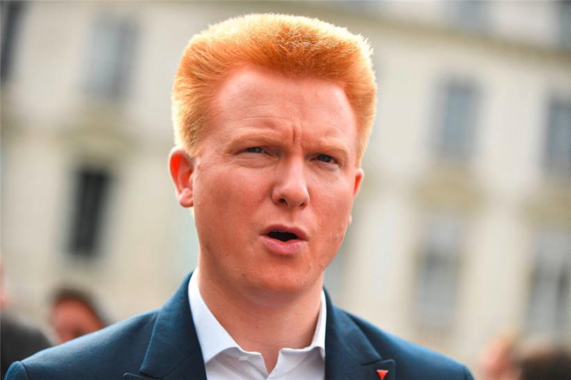 Adrien Quatennens, élu du Nord, a dû, après des révélations du Canard Enchaîné, confirmer avoir donné une gifle à sa femme, entre autres violences conjugales, au cours d’une dispute sur leur prochain divorce
