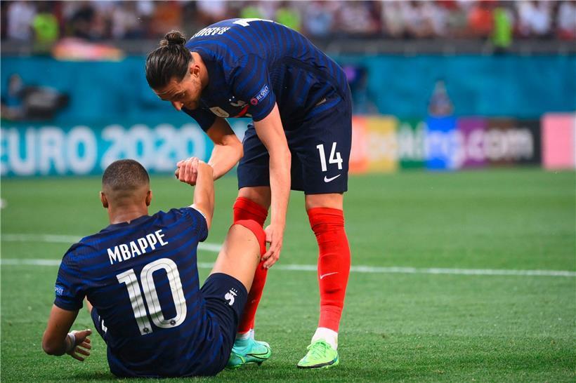 Adrien Rabiot (r.) half Kylian Mbappé zwar wieder auf die Beine – doch auf den Tribünen entfachte nach der Partie ein Streit zwischen Véronique Rabiot, Mutter des Mittelfeldspielers, und den Familienmitgliedern von Mbappé und Paul Pogba 
