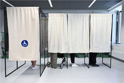 Ähnlich wie auf diesem Bild von der Kommunalwahl in Esch, wird auch in der Hauptstadt beim kommenden Urnengang auf die Barrierefreiheit der Kabinen geachtet

