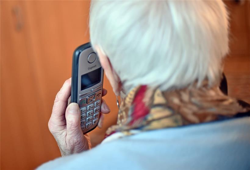 Ältere Menschen greifen zum Telefon, jüngere wenden sich laut Erfahrung von „SOS Détresse“ lieber per Nachricht an den Krisendienst
