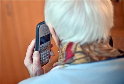 Ältere Menschen greifen zum Telefon, jüngere wenden sich laut Erfahrung von „SOS Détresse“ lieber per Nachricht an den Krisendienst
