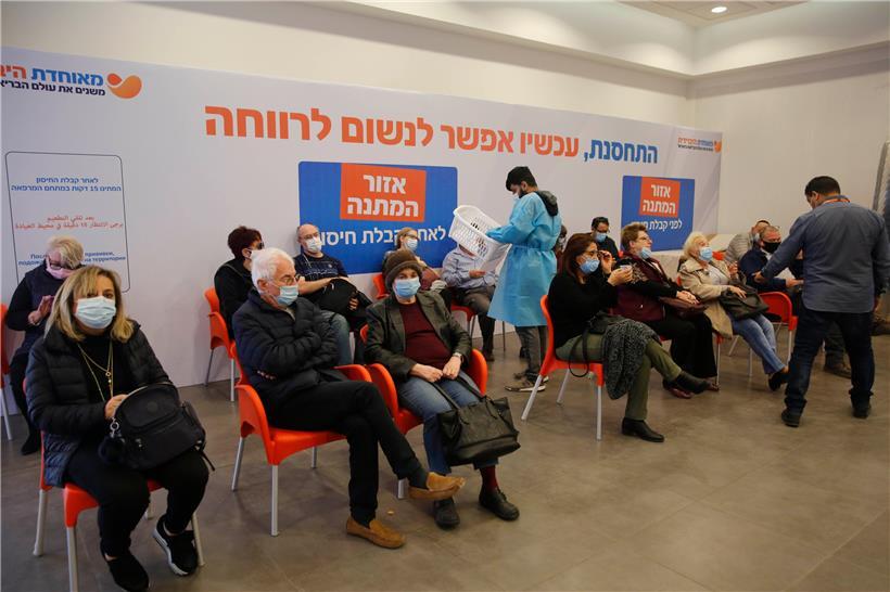 Ältere Menschen warten in Rehovot darauf, eine Impfdosis eines Corona-Impfstoffes in einem Gesundheitszentrum zu erhalten 
