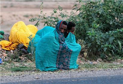 Äthiopische Migranten sitzen im Jemen in Sanaa am Straßenrand

