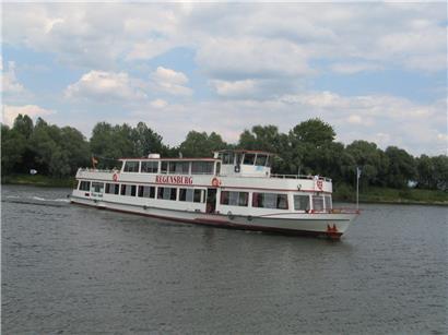 Äußerlich fast unverändert. Die „Marie-Astrid II“ als „Regensburg“ auf der Donau. Dass sie laut heutigem Besitzer zum Verkauf steht, könnte ebenfalls dafür sprechen, dass sie als schwimmendes Museum nach Schengen an die Mosel zurückkehrt.
