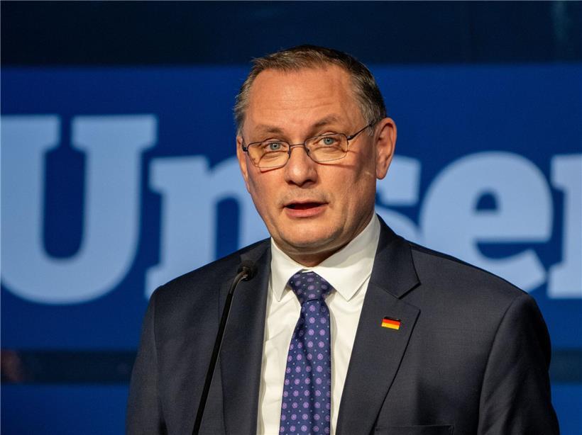 AfD-Chef Tino Chrupalla spricht in deutscher TV-Talkshow zur Kritik an familiären Überkreuzanstellungen in der AfD