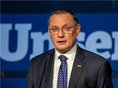 AfD-Chef Tino Chrupalla spricht in deutscher TV-Talkshow zur Kritik an familiären Überkreuzanstellungen in der AfD