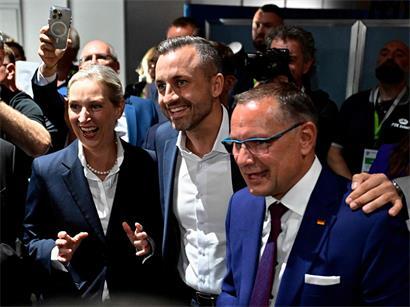 AfD-Jubel im Wahlstudio der ARD: Spitzenkandidat Ulrich Siegmund (M.) mit den beiden Parteichefs Alice Weidel (l.) und Tino Chrupalla.