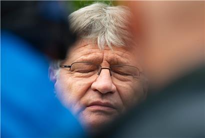 AfD-Parteichef Jörg Meuthen steht zu Beginn des nicht-öffentlichen AfD-Bundeskonvents, der kurzfristig ins sächsische Lommatzsch verlegt wurde, vor Pressevertretern
