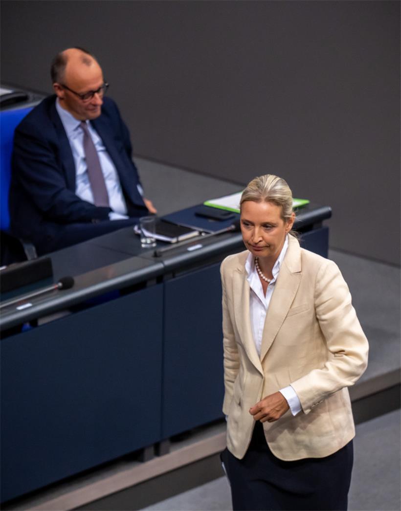 AfD-Parteichefin Alice Weidel geht im Bundestag an Kanzler Friedrich Merz vorbei: Die CDU will übers Wochenende beraten, wie sie künftig mit den Rechtsextremen umgehen will

