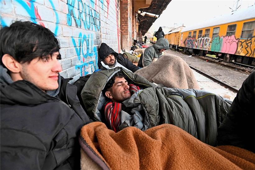 Afghanen in einem kroatischen Bahnhof im Westen des Landes hoffen auf eine baldige Weiterfahrt
