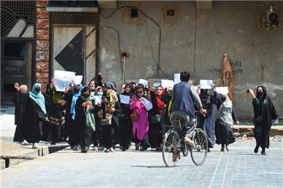 Afghanische Frauen halten Plakate, während sie am 29. April 2023 in Kabul für ihre Rechte demonstrieren.
