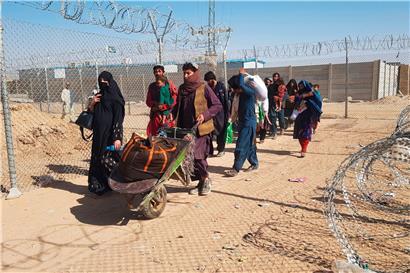 Afghanische Staatsangehörige überqueren am Mittwoch den pakistanisch-afghanischen Grenzübergang in Chaman
