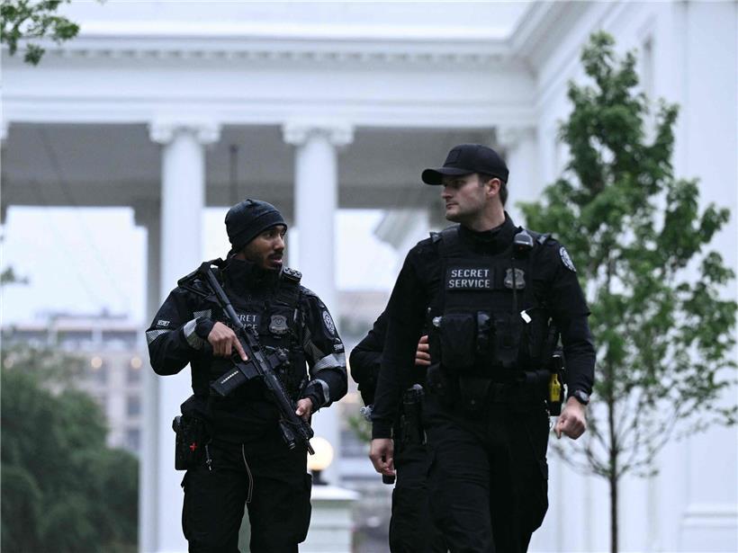 Secret Service Agenten bewachen das Weiße Haus in Washington D.C. bei Tageslicht