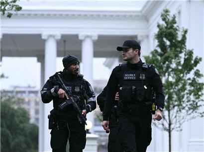 Secret Service Agenten bewachen das Weiße Haus in Washington D.C. bei Tageslicht