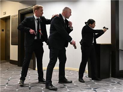 Agenten ziehen Waffen nach lauten Knallgeräuschen beim White House Correspondents' Dinner im Washington Hilton, Washington D.C., April 2026