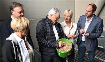 Agrarministerin Martine Hansen überzeugt sich von der guten Qualität der diesjährigen Getreideernte, hier mit Günter Mertes (Mitte), dem Geschäftsführer der Hosinger BAKO
