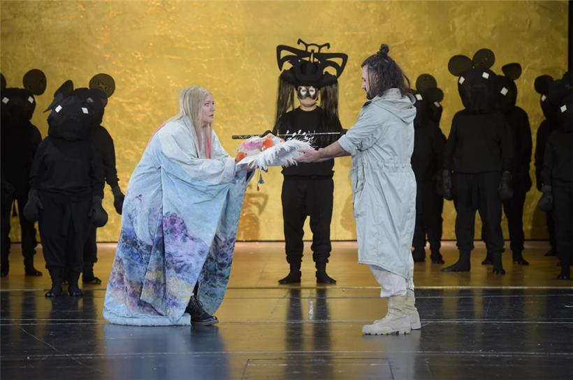 Aile Asszonyi (Turandot), Angelos Samartzis (Calaf); hinten: Vadim Volkov (Un mandarino) und der Opernchor des Saarländischen Staatstheaters
