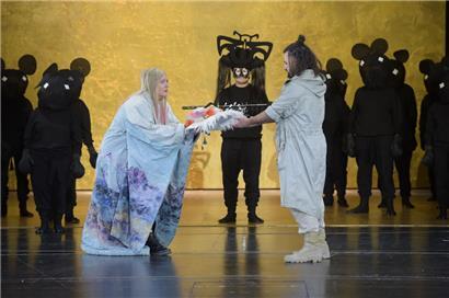 Aile Asszonyi (Turandot), Angelos Samartzis (Calaf); hinten: Vadim Volkov (Un mandarino) und der Opernchor des Saarländischen Staatstheaters
