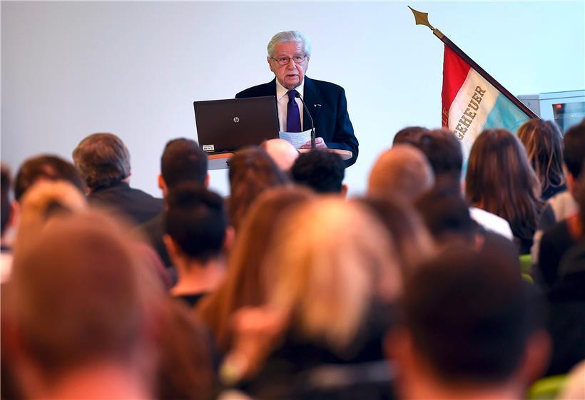 Aimé Knepper bei einem Vortrag im Lycée Michel Lucius
