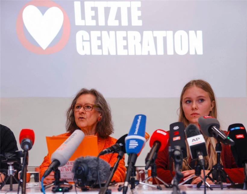 Aimée van Baalen (r.) und Marion Fabian, Sprecherinnen von „Letzte Generation“, während ihrer gestrigen Pressekonferenz
