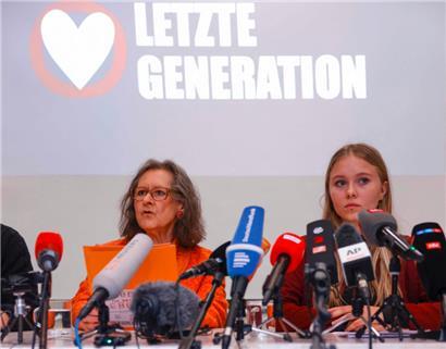 Aimée van Baalen (r.) und Marion Fabian, Sprecherinnen von „Letzte Generation“, während ihrer gestrigen Pressekonferenz
