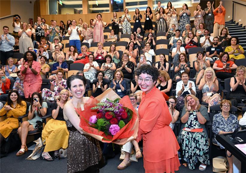 Ainhoa Achutegui (l.) tritt als Verwaltungsratspräsidentin zurück und übergibt ihr Amt an Verwaltungsratssekretärin Fatima Rougi (r.)
