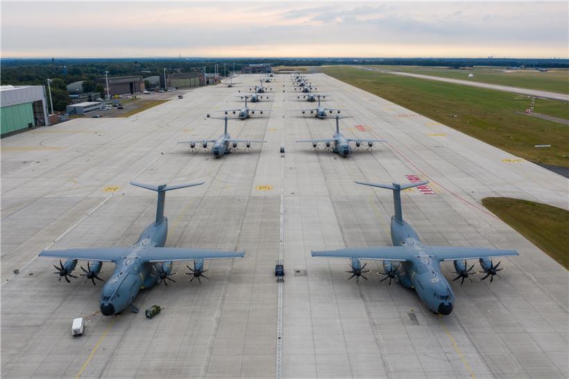 Airbus A400M Atlas Transportflugzeuge stehen auf dem Vorfeld des Fliegerhorstes in Wunstorf – mit diesen Maschinen wird ab Mittwoch tonnenweise Material nach Portugal geflogen
