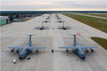 Airbus A400M Atlas Transportflugzeuge stehen auf dem Vorfeld des Fliegerhorstes in Wunstorf – mit diesen Maschinen wird ab Mittwoch tonnenweise Material nach Portugal geflogen
