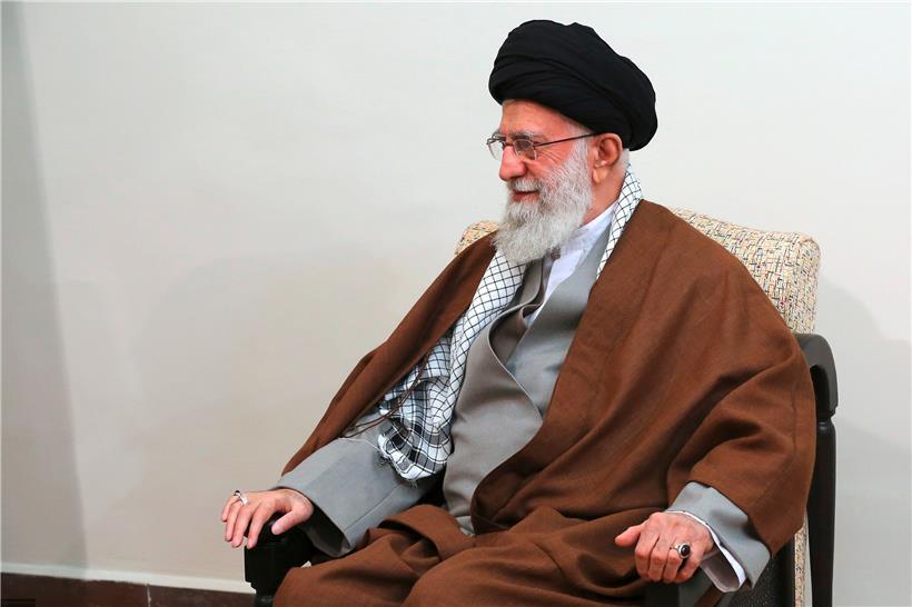 Ajatollah Ali Chamenei, Irans oberster Führer, sitzt bei einem Treffen mit Irans Präsidenten Ruhani und dem Emir von Katar. 
