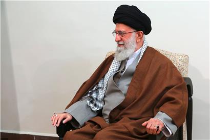Ajatollah Ali Chamenei, Irans oberster Führer, sitzt bei einem Treffen mit Irans Präsidenten Ruhani und dem Emir von Katar. 
