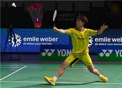 Akira Hanada jubelt nach dem Sieg im Herrenfinale eines Tennisturniers