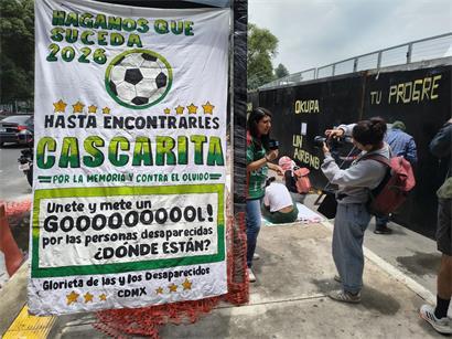 Aktivisten protestieren vor dem historischen Azteken-Stadion in Mexiko-Stadt bei Tageslicht