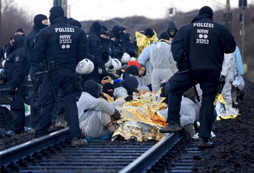 Aktivisten blockieren Bahnschienen zum RWE-Braunkohlekraftwerk Neurath II