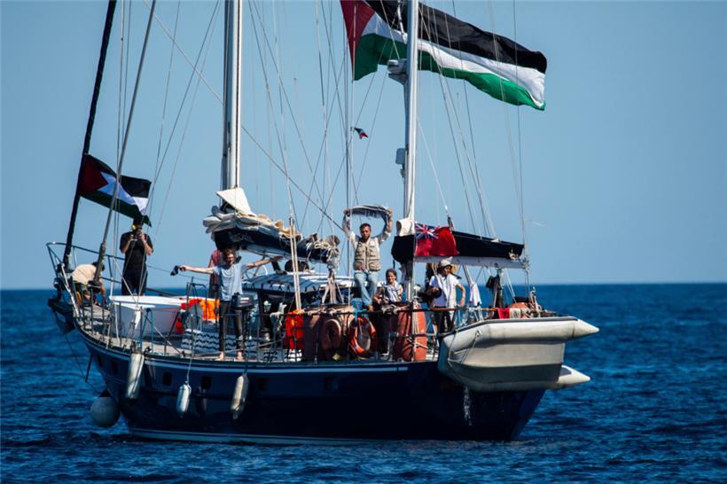 Aktivisten der Freedom Flotilla Coalition gehen an Bord des Bootes „Madleen“, bevor sie vom sizilianischen Hafen Catania in Richtung Gaza auslaufen

