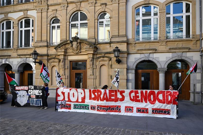 Aktivisten der Organisation „Comité pour une paix juste au Proche-Orient“ demonstrieren vor dem luxemburgischen Außenministerium

