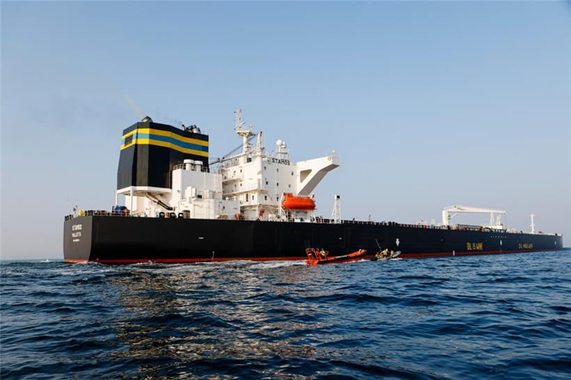 Aktivisten der Umweltorganisation Greenpeace demonstrieren im April 2024 in der Ostsee vor einem Schiff, das russisches Öl transportiert
