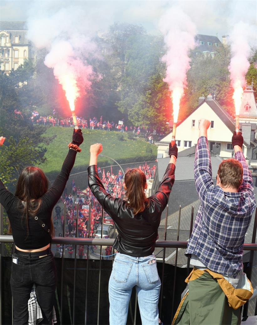 Aktivisten hingen ein Banner an die „Al Bréck“
